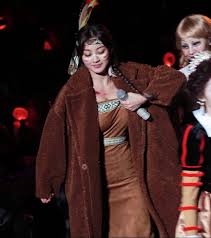 衣裳をグイっと上げておっぱいの形を出すTWICEジヒョ | K IDOL