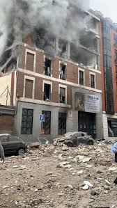 Madrid's emergency services said two people had died, six had minor injuries it seems there was a gas explosion in the parish lodgings and at least two people have lost their lives, said the mayor. Zvd2pl Kgzgulm