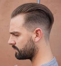 Undercut Manner Sleek Look Glatt Oberkopf Ubergang Fliessend Dunkelblond Bart Maennerfrisuren Club Hinterschnittene Manner Manner Haarschnitt Kurz Lange Haare Manner