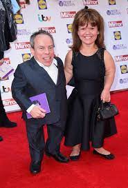 This is an approximate height obtained from different resources. Warwick Davis Biography Height Life Story Super Stars Bio