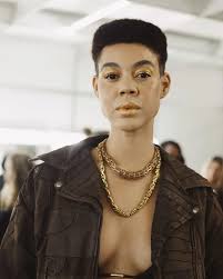 Na passarela da @spfw, a beleza criada por nós para o desfile da  @santaresistencia traduziu o poder e a poesia das mulheres-água 💫 Sob a  direção de beleza de @chloe_gaya e do