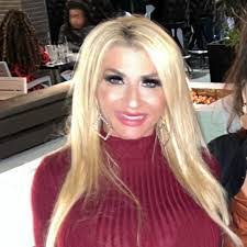 Beth Hakes's Instagram, Twitter & Facebook