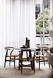 comedor diario interieur witte gordijnen modern interieur