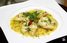 Lavamos y secamos bien la merluza, salpimentamos. Receta De Cocochas De Bacalao Receta De Sergio