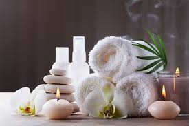 Đá massage, hoa lan, khăn tắm...