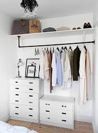 Wie Man Einen Praktischen Kleiderschrank Aufbaut Und Kleidung Stilvoll Aufbewahrt Archzinefr In 2020 Schlafzimmer Schrank Ideen Schlafzimmer Schrank Schlafzimmer Diy