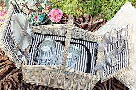 In diesem zusammenhang häufig verwendete utensilien sind der picknickkorb, die picknickdecke oder das picknickgeschirr. Das Perfekte Picknick Date Linsenspiel Com