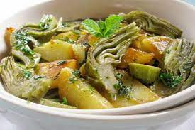 I carciofi sono molto versatili e possono essere cucinati in svariati modi: Ricetta Dei Carciofi E Patate Alla Menta Contorno Sfizioso E Veloce