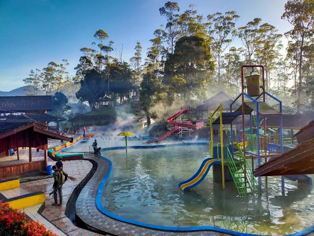 Keluarga menikmati kolam air hangat saat berwisata di kawasan Bandung.