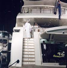 Juli 1949 in schindagha) ist herrscher des emirats dubai und in personalunion vizepräsident, premierminister und verteidigungsminister der vereinigten arabischen emirate. Sf Yachts On Twitter Sheikh Mansoor Bin Mohammed Bin Rashid Al Maktoum Visiting The Sf40 Meter During Dubaiboat On The Sf Yachts Stand Https T Co 70geht5c7l