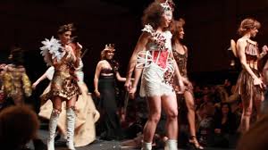 C'est hier vendredi 11 novembre que s'ouvrait la 6ème édition du salon du chocolat de lyon à la cité. Le Salon Du Chocolat Lyon 2019 Defile Des Robes Alena Artistique Et Karen Bonnet Youtube