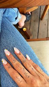 Hailey bieber tells us how she handles her chronic skin. Hailey Bieber Ihre Flower Power Manikure Lasst Sich In Nur 3 Schritten Nachmachen Vogue Germany