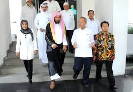 رحم الله الشيخ ناصر بن عبدالعزيز الشثري وغفر له وأسكنه الفردوس الأعلى من الجنة وموتانا وموتاكم وصبّر أهله. Ø§Ù„Ø´ÙŠØ® Ø³Ø¹Ø¯ Ø¨Ù† Ù†Ø§ØµØ± Ø§Ù„Ø´Ø«Ø±ÙŠ ÙÙŠ Ø²ÙŠØ§Ø±ØªÙ‡ Ù„Ø£Ù†Ø¯ÙˆÙ†ÙŠØ³ÙŠØ§ ØºØ±Ø¨ Ø§Ù„Ø¥Ø®Ø¨Ù€Ù€Ø§Ø±ÙŠØ©