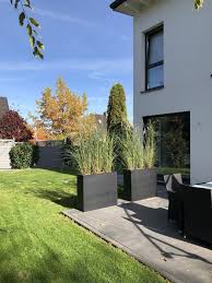 Pflanzgefass Anthrazit Auf Der Terrasse Terrasse Und Balkon Mit Pflanzgefassen Balcony Plants Anthrazi Pflanzkubel Pflanzkubel Anthrazit Bepflanzung