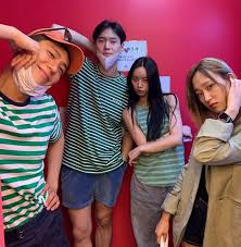Find and save images from the reply 1988 collection by punnnnchy (punnnnchy) on we heart it, your everyday app to get lost in what you love. Look Girl S Day Hyeri Reunites With Her Reply 1988 Ssangmundong Squad Kpopstarz Harum Bangets