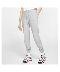 Ein figurbetonter schnitt und weiche baumwolle, sorgen für einen optimalen tragekomfort. Nike Sportswear Damen Jogginghose Essential Kaufen Engelhorn