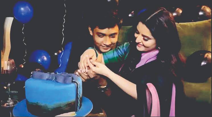 পরীমনির সঙ্গে প্রেমে জড়িয়ে চাকরি খোয়ালেন সাকলায়েন - দৈনিক আজাদী