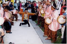 Cuma ada few part yang missing word, kena guess sendiri. The Performance Of Enchantment And The Enchantment Of Performance In Malay Singapore