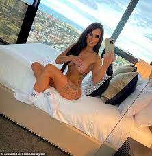 Arabella del busso nackt