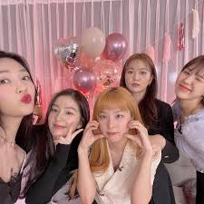 19.10.2021 · in the new music video, iu is seen riding in a convertible car as she sings the song. Bts And Iu Startseite Facebook