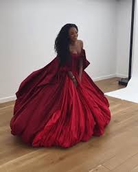 Chinon Rihennalately Rihanna Playing Dress Up In A Zac Posen Gown Robynrihannas Fairytale Dress Zac Posen Dress Zac Posen Gown