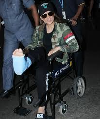Kangana Ranaut Injures Her Leg Jumping 40 Feet Down Manikarnika Actress kangana ranaut and kunal kamra locked horns on twitter on wednesday after the comedian took a dig at her and compared her with indian yogi sadhguru.