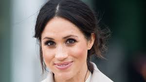 Meghan markle in nieuwe afleveringen suits? The Hair Texture Spray That Meghan Markle Swore By On Suits