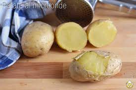 Approssimativamente, si calcolano 20 minuti di tempo ogni 100 g di peso delle singole patate. Come Lessare Le Patate Nel Microonde Senza Acqua Tempi E Potenza In W