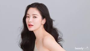 Hobi menulis sejak remaja dan sekarang jadi penulis tetap di wajahkorea.com. 5 Brand Skincare Korea Yang Bikin Kulit Jadi Lebih Halus Dan Glowing
