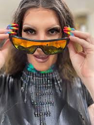 Is anybody able to remove the people with red lines