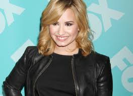 You may know her from the cutest star in barney & friends growing up to the sensual singer of body says, demi lovato is a singer, songwriter, and actress who has raised in front of hollywood. Demi Lovato Ssoritsya S Mamoj Iz Za Tatuirovok Www Ellegirl Ru
