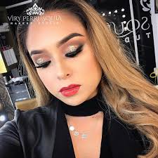 Glossy lips 👄💄 🔴 🔴 🔴 🔴 🔴 🔴 🔴 🔴 #viryperrusquiamakeupstudio  #makeupbyme #gloss #glittermakeup #eyeliner #cejasperfectas  #makeupprofessional @ Viry Perrusquia Makeup Studio