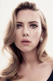 سكارليت جوهانسون هي ممثلة المشهورة لعملها في أفلام مثل lost in translation وvicky cristina barcelona وhitcock بالإضافة إلى جمالها وموهبتها في التمثيل وكونها مغنية موهوبة. Scarlett Johansson The Movie Database Tmdb