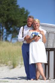 We did not find results for: Schleifenfangerbraut Nelly Heiratet Im Brautkleid Mit Carmen Ausschnitt Schleifenfanger