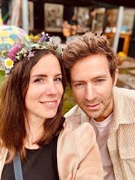 Hi, we are a german couple looking for an accommodation in Tuscany, Umbria  or Marche for 4-6 weeks, between mid of April and mid of June. Good  internet connection would be a