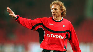 Население составляет 922 человека (на 31 декабря 2010 года). Za Pohlyobku Vremena Karpina I Mostovogo Vozvrashayutsya