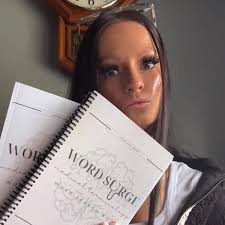 Elisabeth Pol's Instagram, Twitter & Facebook