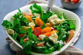 Ich glaube ich ernähre mich den halben sommer überwiegend von gekühltem obst. Sommersalat Fur Heisse Tage Rucola Mit Mozzarella Serrano Schinken