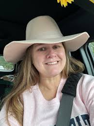 Here's the best makeup for when you wearing red!