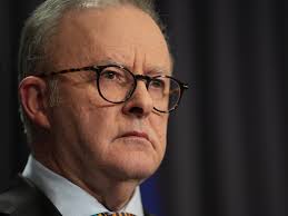 Big Bash League: Brisbane Heat lose to Melbourne Renegades in crazy final  over