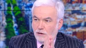 IL AIDE UNE FEMME AGR3SSÉE ET SE FAIT TAB4SSER PAR DES GAUCHISTES