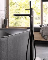 Herzbach Design Ix Pvd Fast Schon Asketisch Ragt Diese Design Wannenarmatur Von An Ihrem Wannenrand Empor