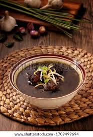 Istimewanya lagi makan rawon di sini bisa dicampur dengan nasi pecel. Shutterstock Puzzlepix