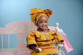 Au maroc , le fez fait toujours partie des traditions marocaines, porté avec une djellaba blanche et des belgha jaunes ou blanches ; Les Enfants En Tenue Traditionnelle Africaine Afroculture Net