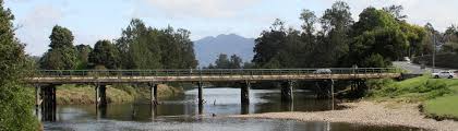 Autofahrer schrammt streifenwagen und flüchtet. Bellingen Nsw Aussie Towns