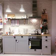 Vigidna Propoziciya Kuhnya Ikea Knoxhult V Siromu Abo Bilomu Kolori 1 Shafa Stoyacha Z Dverima Visuvnoyu Shuflyadoyu I Kuhnya V Stile Retro Remont Kuhni Kuhnya Ikea