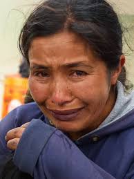 VIVEN en una CASA de PLÁSTICO y su MADRE LUSTRA ZAPATOS