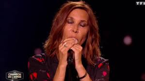 M�me si la chanson parle de ces journ�es o� rien ne va, o� la voiture ne d�marre pas. Le Chemisier Noir A Petales De Zazie Dans La Chanson De L Annee 2018 Sur Tf1 Spotern