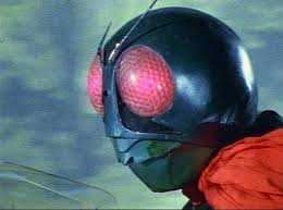 久々にdvdを引っ張り出して 仮面ライダー を視聴する お馴染みのオープニング 仮面ライダー のタイトルが出るカットを改めてよく見ると 上下左右に顔が動きまくっており しかもアップになり過ぎて 中の人の目や歯が露見してしまっているのがわかる