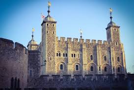 Der bau des towers wurde unter william dem eroberer gegen ende des jahres 1066 begonnen. Ceremony Of The Keys Im Tower Of London Totally London Net